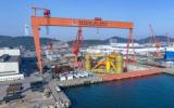 山東青島:中國首座深遠(yuǎn)海浮式風(fēng)電平臺完成浮體總裝