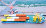 潤邦海洋3根大型海上風(fēng)電單樁順利裝船發(fā)運(yùn)