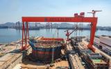 我國自主設計建造，亞洲首艘新型“海上油氣加工廠”在青島完成船體建造